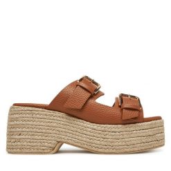 Klapki Pollini. Brązowe klapki damskie Pollini, bez wzorów, bez obcasa, bez zapięcia. Za 863.99 zł.