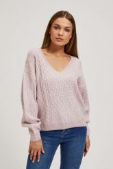 Sweter różowy z dekoltem w serek. Czerwone swetry nierozpinane damskie MOODO, l, bez wzorów, z poliesteru, bez kołnierzyka, bez ramiączek. W wyprzedaży za 55.99 zł.