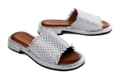 Artiker Relaks 56C0344 Srebrny, klapki damskie. Szare klapki damskie Artiker Relaks, na lato, bez wzorów, ze skóry, bez obcasa, bez zapięcia. Za 229.90 zł.