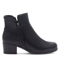 Botki Go Soft. Czarne botki damskie GO SOFT, bez wzorów, bez obcasa, na słupku, bez zapięcia. Za 249.99 zł.