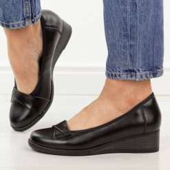 Czarne skórzane czółenka damskie na koturnie Vinceza 18136. Czarne czółenka damskie VINCEZA, na jesień, bez wzorów, z jeansu, biznesowe, z okrągłym noskiem, bez obcasa, na koturnie, bez zapięcia. Za 219.00 zł.