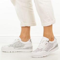 Białe skórzane ażurowe półbuty damskie Filippo Dp7677/26. Białe półbuty damskie Filippo, na jesień, w ażurowe wzory, z jeansu, klasyczne, z okrągłym noskiem, bez obcasa, na koturnie, bez zapięcia. Za 259.00 zł.