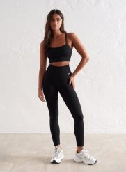 Damskie legginsy prążkowane, bezszwowe, wysoki stan, squat proof, petite czarne. Czarne legginsy damskie Aim'n, bez wzorów, z dzianiny. Za 254.00 zł.
