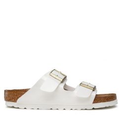 Klapki Birkenstock. Białe klapki damskie Birkenstock, bez wzorów, bez obcasa, bez zapięcia. Za 449.99 zł.