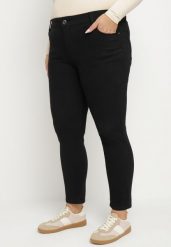 Czarne Jeansy o Dopasowanym Kroju z Efektem Push-Up Hanarise. Czarne jeansy damskie Born2be, bez wzorów, z jeansu, eleganckie. Za 54.99 zł.