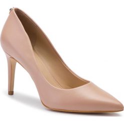 Szpilki GUESS - Bennie11 FL7B11 LEA08 NUDE. Brązowe szpilki damskie Guess, z aplikacjami, ze skóry ekologicznej, bez obcasa, na obcasie, bez zapięcia. Za 579.00 zł.