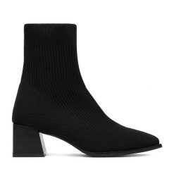 Botki DeeZee. Czarne botki damskie DeeZee, bez wzorów, bez obcasa, na słupku, bez zapięcia. Za 179.99 zł.