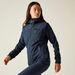 Damska kurtka typu softshell z kapturem Lexan III. Niebieskie kurtki sportowe damskie Dare 2B, bez wzorów, z poliesteru, bez ramiączek, z kapturem, trekkingowe. Za 430.00 zł.