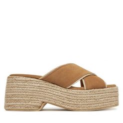 Klapki Pollini. Brązowe klapki damskie Pollini, bez wzorów, bez obcasa, bez zapięcia. Za 758.99 zł.