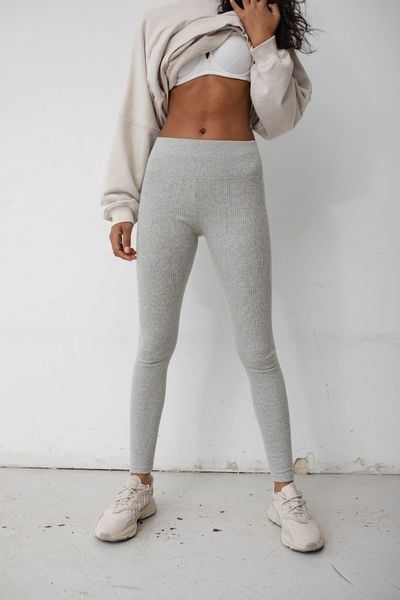 Legginsy damskie z prążkowanej dzianiny w kolorze LIGHT GREY MELANGE - HIPS. Szare legginsy damskie Marsala, bez wzorów, z bawełny. Za 199.90 zł.