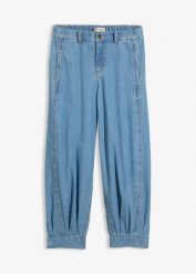 Lekkie jeansy o kroju balloon, ze średnim stanem i wygodnym pasem. Niebieskie jeansy damskie bonprix, bez wzorów, z jeansu. Za 149.99 zł.