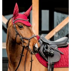 Czapka z muchą dla koni Horseware Amigo Earnet. Czerwone czapki damskie HORSEWARE IRELAND, bez wzorów, z materiału, eleganckie. Za 140.00 zł.