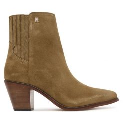 Botki Tommy Hilfiger. Brązowe botki damskie Tommy Hilfiger, bez wzorów, bez obcasa, na słupku, bez zapięcia. Za 749.99 zł.