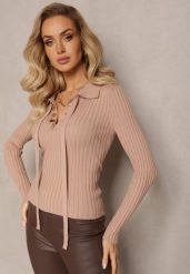 Beżowy Sweter z Wiskozy w Prążki Zdobiony Biżuteryjnymi Napami i Wiązaniem Pelema. Brązowe swetry nierozpinane damskie Renee, z aplikacjami, prążkowane, casualowe, bez kołnierzyka, bez ramiączek. Za 99.99 zł.