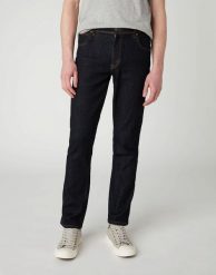 WRANGLER TEXAS MĘSKIE SPODNIE JEANSOWE SLIM DARK RINSE W12SP690A 112126514. Niebieskie eleganckie spodnie męskie Wrangler, bez wzorów, z bawełny. W wyprzedaży za 119.99 zł.