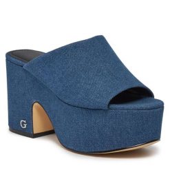 Klapki Guess. Niebieskie klapki damskie Guess, z aplikacjami, bez obcasa, bez zapięcia. Za 519.99 zł.