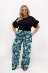 Turkusowe spodnie Marisa w owocowy wzór | Prosta nogawka | Rayon z bawełną | PLUS SIZE OVERSIZE LATO. Niebieskie spodnie materiałowe damskie Moda Size Plus Iwanek, na lato, bez wzorów, z bawełny, eleganckie, plus size, krótkie. Za 169.90 zł.