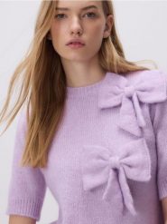 Sweter z kokardami - fioletowy. Fioletowe swetry nierozpinane damskie Reserved, l, bez wzorów, z dzianiny, bez kołnierzyka, bez ramiączek. Za 129.99 zł.