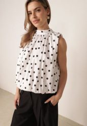 Biała Bluzka z Bawełny w Kropki Wiązana przy Karku z Rozcięciem na Plecach Semyle. Białe bluzki damskie Born2be, uniwersalny, bez wzorów, z bawełny, biznesowe, bez kołnierzyka, bez ramiączek. Za 139.99 zł.