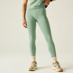 Damskie legginsy turystyczne Power. Zielone legginsy damskie Dare 2B, bez wzorów, z tkaniny. Za 299.99 zł.