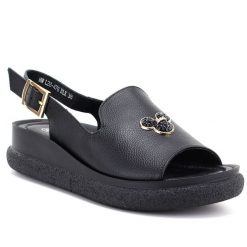 Skórzane sandały damskie na koturnie czarne T.Sokolski L26-476. Czarne sandały damskie T.Sokolski, bez wzorów, ze skóry, bez obcasa, na koturnie, bez zapięcia. Za 189.99 zł.