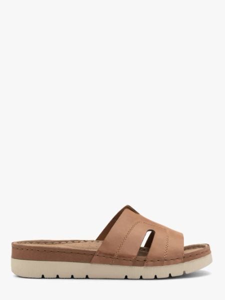 Brązowe klapki damskie z platformą. Brązowe klapki damskie Ryłko, bez wzorów, ze skóry, bez obcasa, na platformie, bez zapięcia. W wyprzedaży za 199.99 zł.