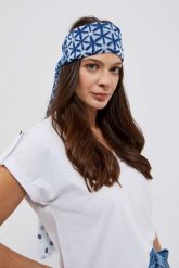 Wzorzysty szal niebieski. Niebieskie szaliki damskie MOODO, bez wzorów, z poliesteru. W wyprzedaży za 17.99 zł.