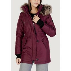 Parka Kobieta ONLY ONLIRIS FUR WINTER PARKA CC 2023 OTW. Czerwone parki damskie ONLY, na zimę, bez wzorów, bez kaptura. W wyprzedaży za 335.20 zł.