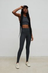 Legginsy z cienkiej prążkowanej dzianiny w kolorze GRAPHITE - HIPS LIGHT-XS. Szare legginsy damskie Marsala, bez wzorów, z bawełny. Za 199.90 zł.