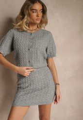 Szary Kardigan z Wełną i Ozdobnymi Guzikami i Tłoczeniem Halanira. Szare kardigany damskie Renee, z aplikacjami, z wełny, eleganckie, bez kołnierzyka. Za 129.99 zł.