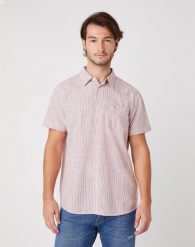 KOSZULA MĘSKA WRANGLER SS 1PKT SHIRT BARN RED W5J6OFXER 112130187. Czerwone koszule męskie Wrangler, m, bez wzorów, bez kołnierzyka, bez ramiączek. Za 129.99 zł.