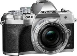 Aparat Olympus OM-D E-M10 Mark IV Srebrny + 14-42 mm f/3.5-5.6 EZ (V207132SE000). Aparaty bezlusterkowce OLYMPUS. Za 3,649.99 zł.