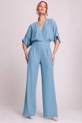 Elegancki kombinezon damski z kopertowym dekoltem błękitny. Niebieskie sukienki damskie Stylove, na imprezę, xl, bez wzorów, eleganckie, bez kołnierzyka, bez ramiączek, kopertowe. Za 519.00 zł.