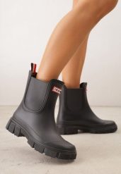 Czarne Kalosze o Fasonie Sztybletów na Podeszwie z Bieżnikiem Taylina. Czarne kalosze damskie Born2be, bez wzorów, z jeansu, bez zapięcia. Za 89.99 zł.
