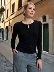 Sweter na guziki - czarny. Czarne swetry nierozpinane damskie Sinsay, l, bez wzorów, bez kołnierzyka, bez ramiączek. Za 29.99 zł.