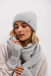 WEŁNIANA CZAPKA GILDA JASNO SZARA One size - Flawless. Szare czapki damskie Flawless, na zimę, bez wzorów, z kaszmiru, eleganckie. Za 195.50 zł.