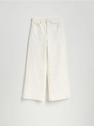 Jeansy wide leg - biały. Białe jeansy damskie Reserved, bez wzorów, z bawełny. W wyprzedaży za 159.99 zł.