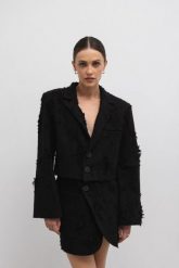 Krótka marynarka z surowej tkaniny w kolorze CZARNYM - UNIQUE. Czarne marynarki i żakiety damskie Marsala, bez wzorów, z bawełny, klasyczne, bez kołnierzyka, bez ramiączek. Za 229.90 zł.