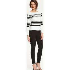 SWETER DŁUGI RĘKAW DAMSKI KLASYCZNY. Białe swetry nierozpinane damskie TOP SECRET, bez wzorów, eleganckie, bez kołnierzyka, bez ramiączek. W wyprzedaży za 49.99 zł.