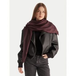 Szal Calvin Klein. Czerwone szaliki damskie Calvin Klein, bez wzorów. Za 259.99 zł.