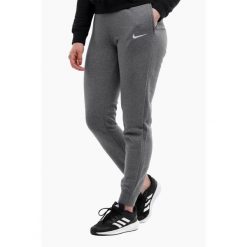 Spodnie sportowe damskie Nike Wmns Fleece Pants. Czarne obuwie sportowe damskie Nike, bez wzorów, z dresówki, bez zapięcia, na fitness i siłownię. Za 312.00 zł.