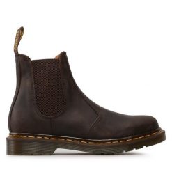 Sztyblety Dr. Martens. Brązowe botki męskie Dr. Martens, bez wzorów, bez obcasa, bez zapięcia. Za 949.99 zł.