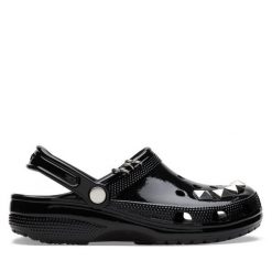 Klapki Crocs. Czarne klapki damskie Crocs, bez wzorów, bez obcasa, bez zapięcia. Za 319.99 zł.