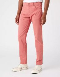 WRANGLER GREENSBORO MĘSKIE SPODNIE MATERIAŁOWE FADED ROSE W15QY6XAP 112145839. Czerwone spodnie materiałowe męskie Wrangler, bez wzorów, z materiału. Za 209.99 zł.