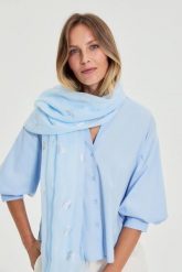 Szal z metalicznym nadrukiem błękitny. Niebieskie szaliki damskie MOODO, bez wzorów, z poliesteru. Za 39.99 zł.