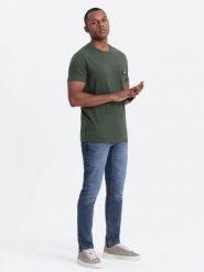 Casualowy męski t-shirt z naszywką na kieszeni – ciemnooliwkowy V4 OM-TSCT-0109 - S. Zielone t-shirty męskie Ombre Clothing, m, z aplikacjami, z bawełny, bez kołnierzyka, bez ramiączek. Za 77.99 zł.