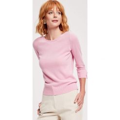 Sweter w kolorze jasnoróżowym. Czerwone swetry nierozpinane damskie ZOCHA, s, bez wzorów, z kaszmiru, bez kołnierzyka, bez ramiączek. W wyprzedaży za 399.95 zł.