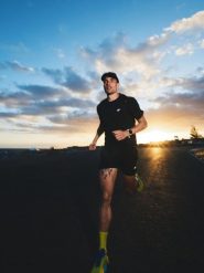 4F Koszulka do biegania szybkoschnąca męska - czarna S. Czarne t-shirty męskie 4F, m, bez wzorów, z materiału, bez kołnierzyka, bez ramiączek. Za 119.99 zł.