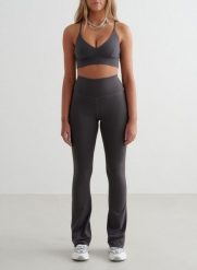 Damskie legginsy rozszerzane nogawki, wysoki stan, squat proof Sense ciemnoszary. Szare legginsy damskie Aim'n, bez wzorów, z elastanu. Za 339.00 zł.