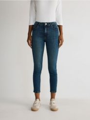 Jeansy typu sculpt - indigo jeans. Niebieskie jeansy damskie Reserved, bez wzorów, z bawełny, z obniżonym stanem. W wyprzedaży za 69.99 zł.